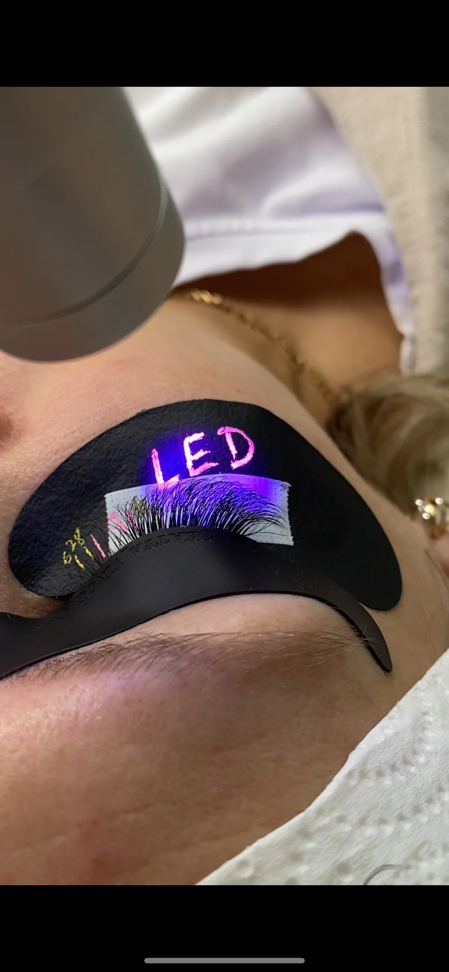 LED-лампа и отработка LED-наращивания ресниц на курсе